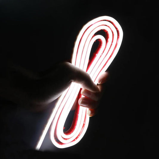 Osvětlená lišta kapoty auta