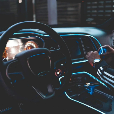 Auto světelné pásy – RGB atmosféra interiéru 